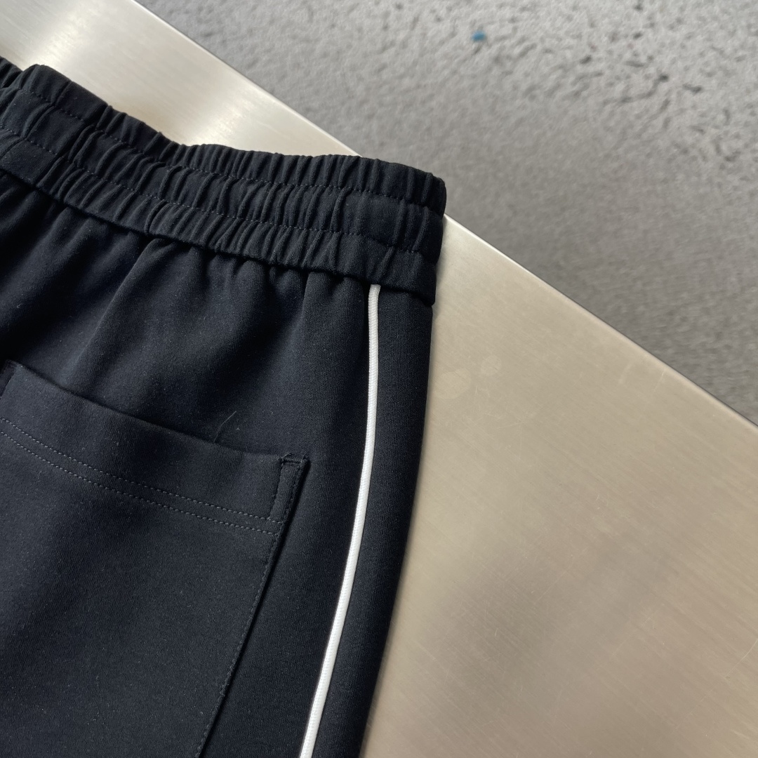 -mon     经典徽标休闲卫裤  裤身上刺绣标志性品牌标识，客供定制品牌刻印五金配件，彰显品牌格调，100%进口面料