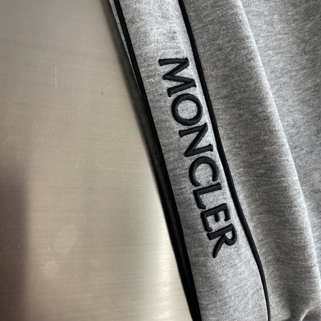 -mon     经典徽标休闲卫裤  裤身上刺绣标志性品牌标识，客供定制品牌刻印五金配件，彰显品牌格调，100%进口面料