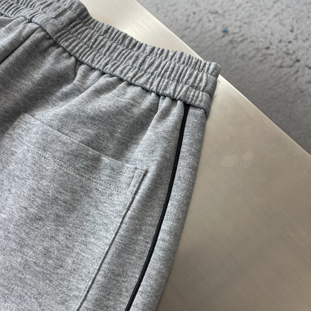 -mon     经典徽标休闲卫裤  裤身上刺绣标志性品牌标识，客供定制品牌刻印五金配件，彰显品牌格调，100%进口面料