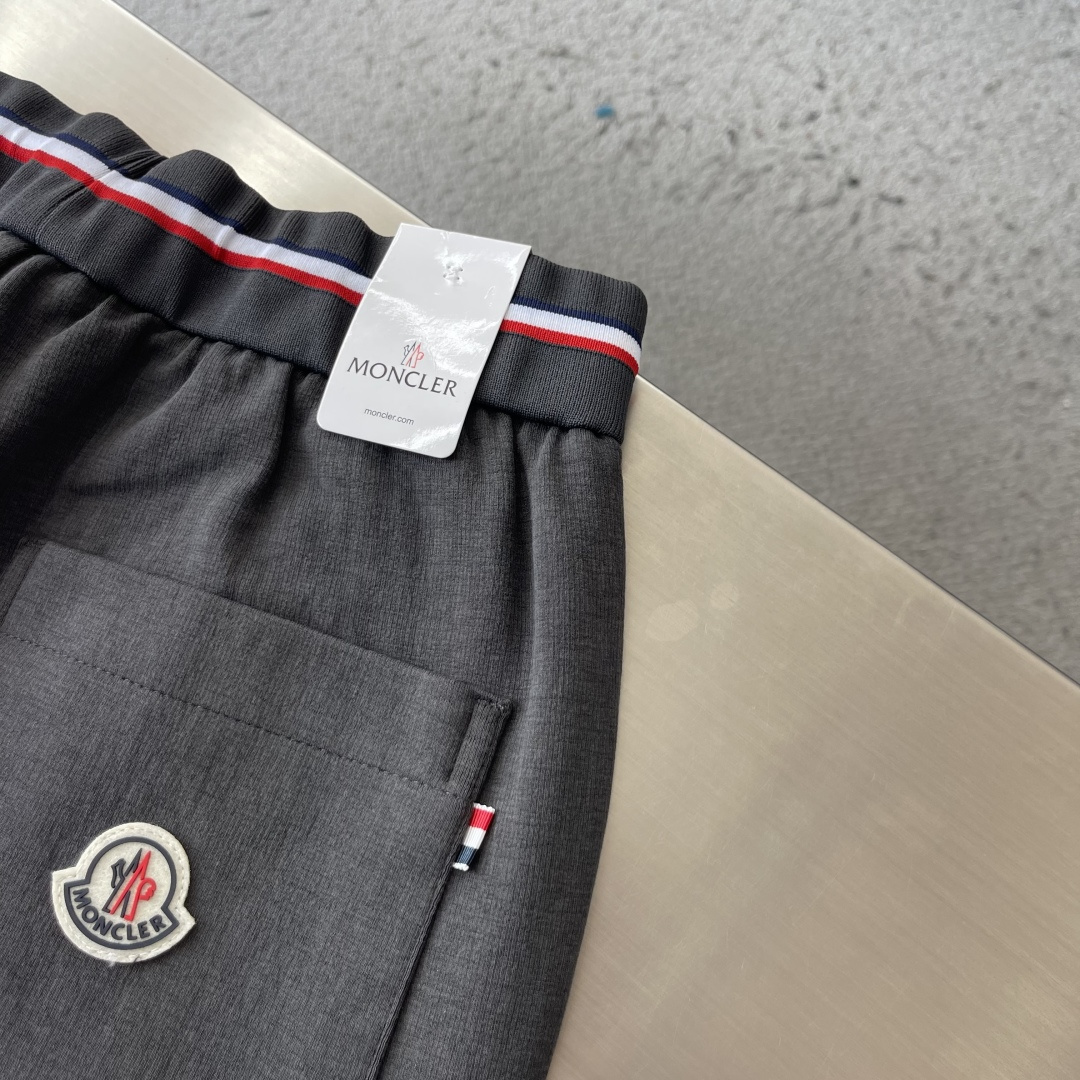 -mon 秋季男士直筒休闲卫裤✨ 奢感针织面料,垂坠抗皱,上身柔软透气,自带哑光高级质感。标志性红白蓝织带腰头,金 -mon 秋季男士直筒休闲卫裤✨ 奢感针织面料,垂坠抗皱,上身柔软透气,自带哑光高级质感。标志性红白蓝织带腰头,金