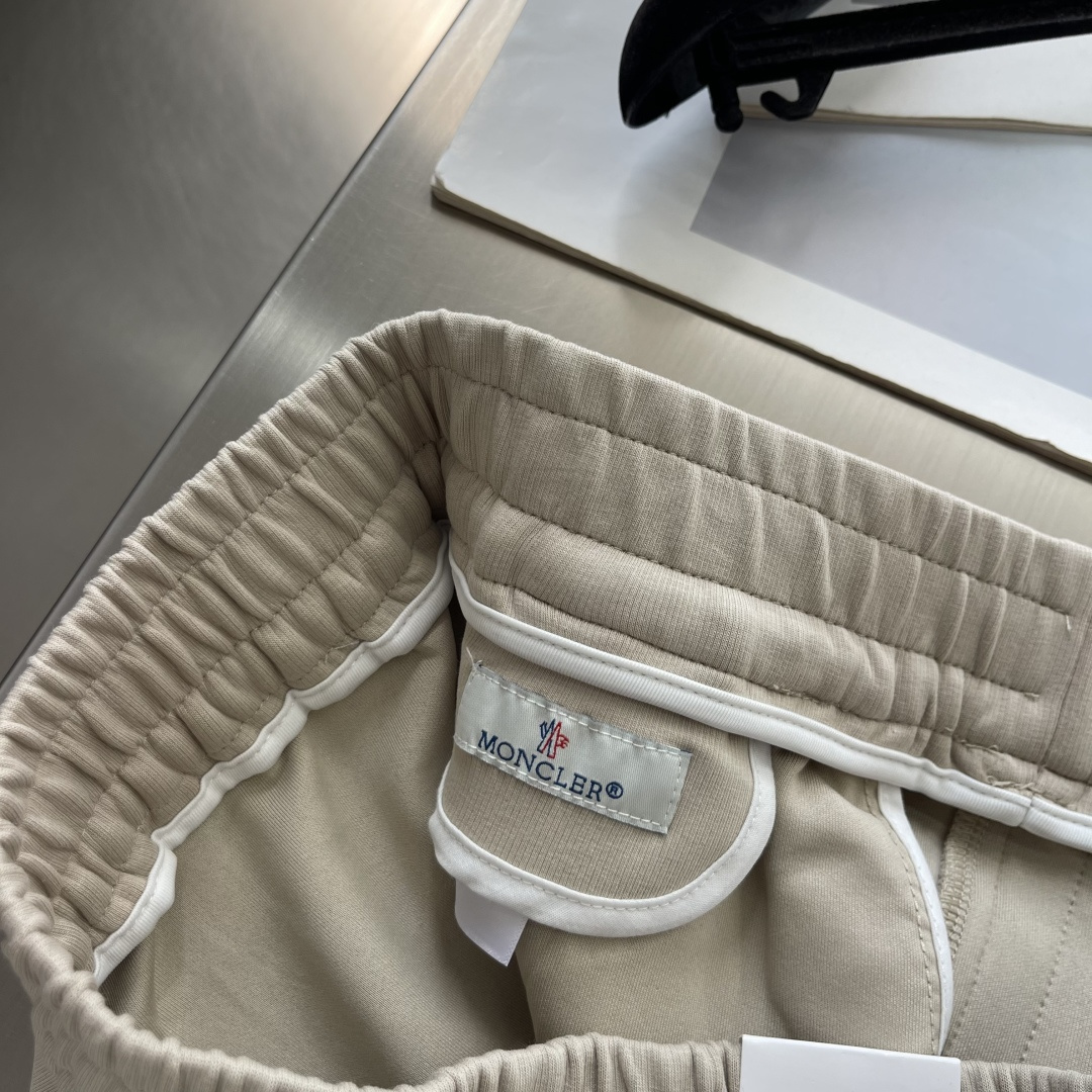 -mon     经典徽标休闲卫裤  裤身上刺绣标志性品牌标识，客供定制品牌刻印五金配件，彰显品牌格调，100%进口面料