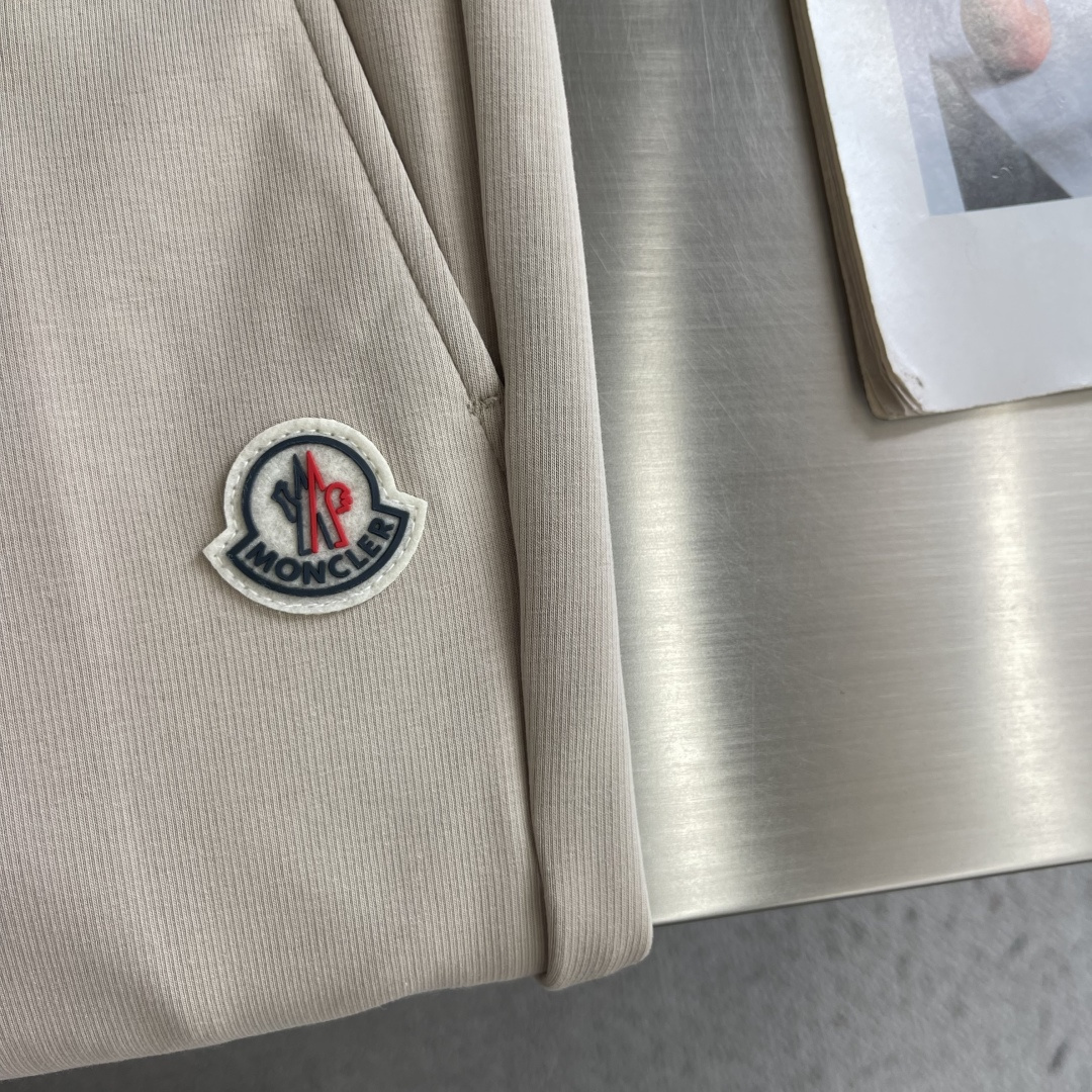 -mon     经典徽标休闲卫裤  裤身上刺绣标志性品牌标识，客供定制品牌刻印五金配件，彰显品牌格调，100%进口面料