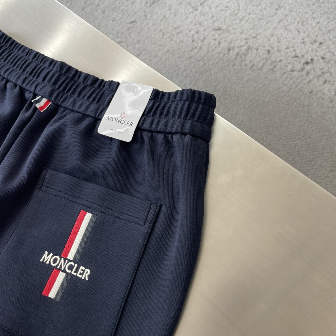 -mon     经典徽标休闲卫裤  裤身上刺绣标志性品牌标识，客供定制品牌刻印五金配件，彰显品牌格调，100%进口面料