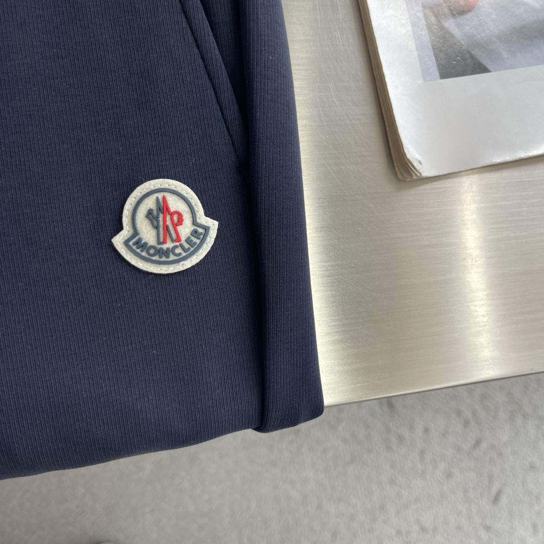 -mon     经典徽标休闲卫裤  裤身上刺绣标志性品牌标识，客供定制品牌刻印五金配件，彰显品牌格调，100%进口面料