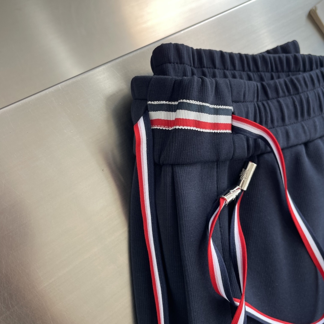 -mon     经典徽标休闲卫裤  裤身上刺绣标志性品牌标识，客供定制品牌刻印五金配件，彰显品牌格调，100%进口面料