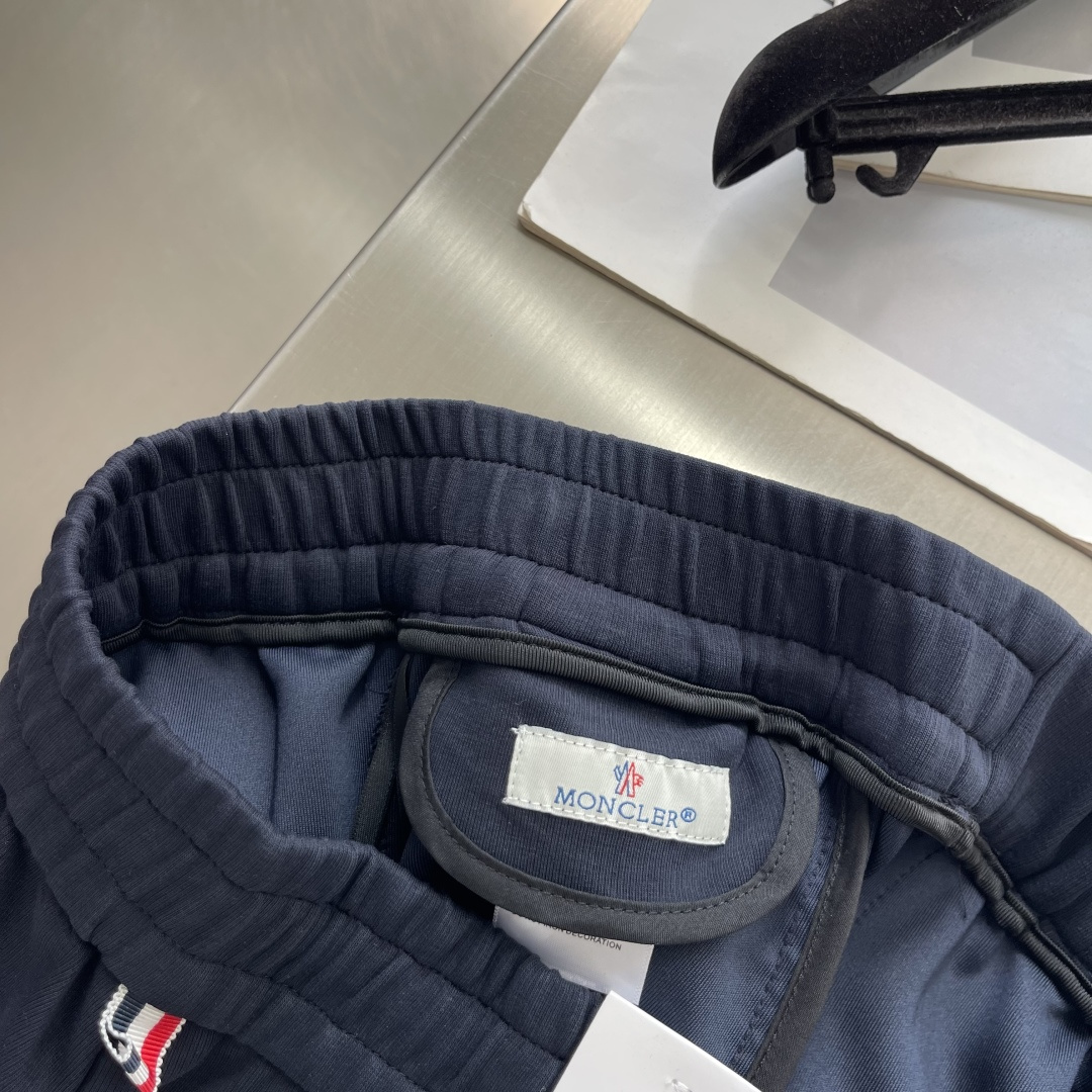 -mon     经典徽标休闲卫裤  裤身上刺绣标志性品牌标识，客供定制品牌刻印五金配件，彰显品牌格调，100%进口面料