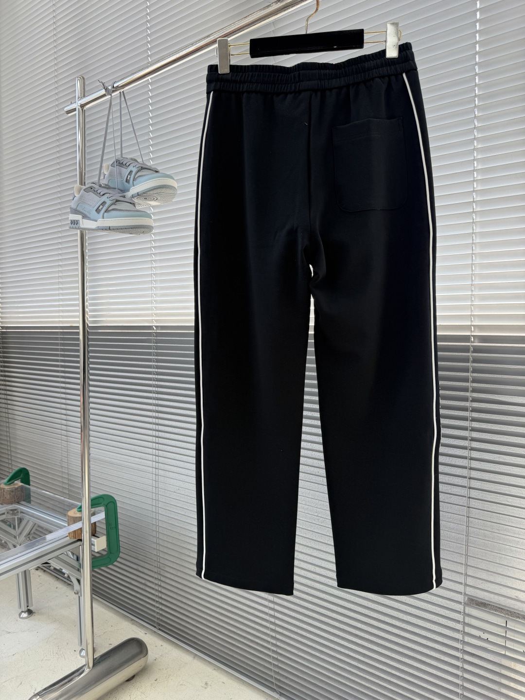 -mon     经典徽标休闲卫裤  裤身上刺绣标志性品牌标识，客供定制品牌刻印五金配件，彰显品牌格调，100%进口面料