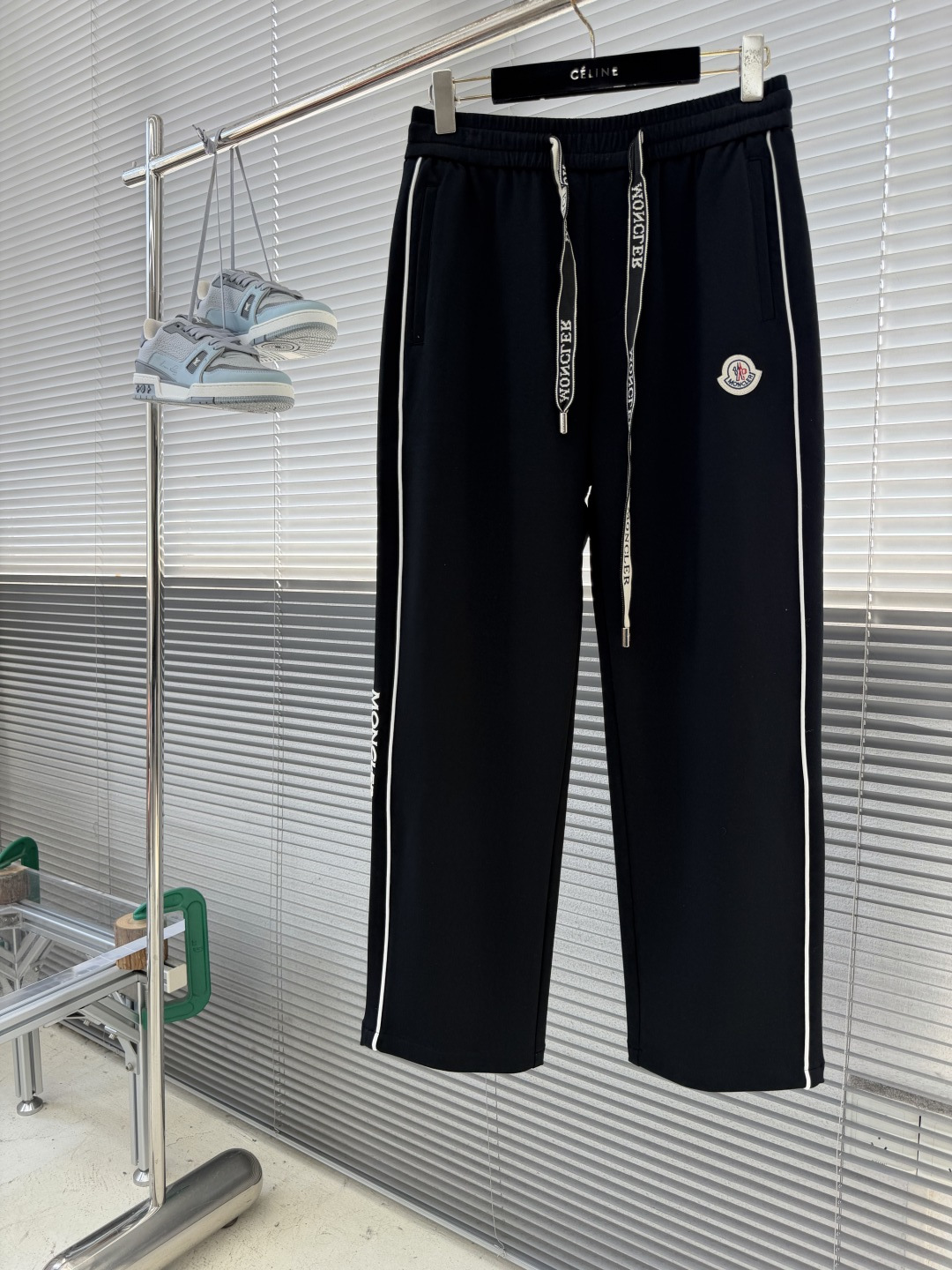 -mon     经典徽标休闲卫裤  裤身上刺绣标志性品牌标识，客供定制品牌刻印五金配件，彰显品牌格调，100%进口面料