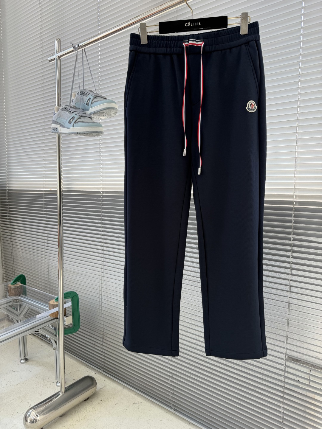 -mon     经典徽标休闲卫裤  裤身上刺绣标志性品牌标识，客供定制品牌刻印五金配件，彰显品牌格调，100%进口面料
