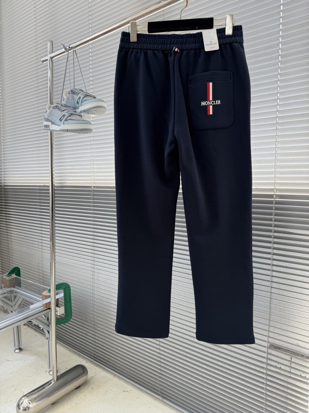 -mon     经典徽标休闲卫裤  裤身上刺绣标志性品牌标识，客供定制品牌刻印五金配件，彰显品牌格调，100%进口面料