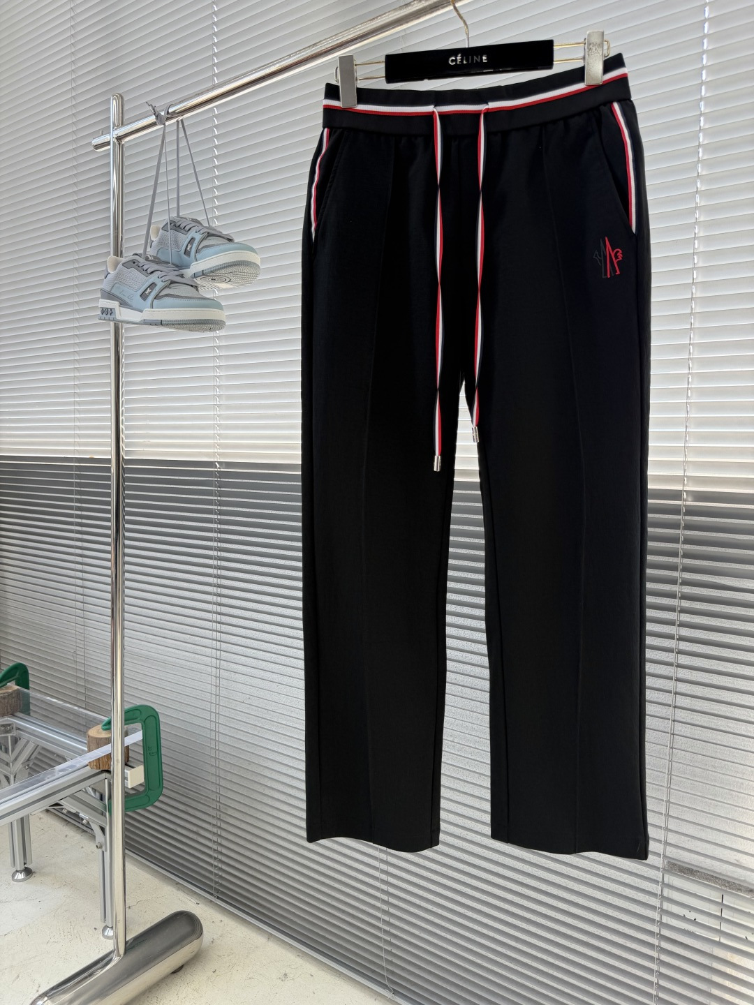 -mon    秋季男士直筒休闲卫裤✨ 奢感针织面料，垂坠抗皱，上身柔软透气，自带哑光高级质感。标志性红白蓝织带腰头，金