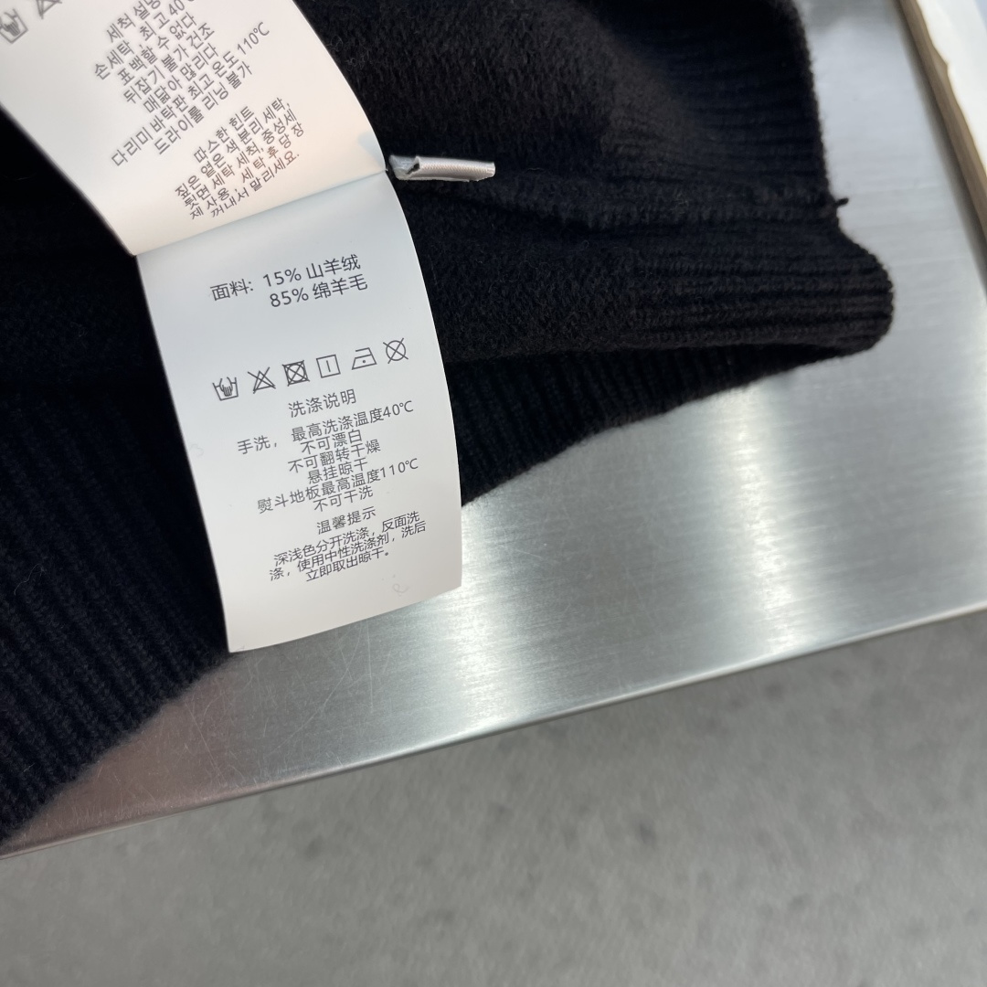 -Z ZEGN     绣花细节半开拉链针织毛衣 拉链头上刻了一个Z。 正面，银色金属拉链头的表面，压印了杰尼亚的圆形Z