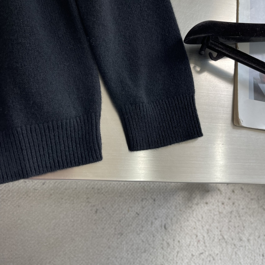 -Loro Piana   半开拉链针织毛衣 拉链拉上是半高领，拉开是V型开衫。一件衣服两种穿法。 整件衣服正面唯一的品