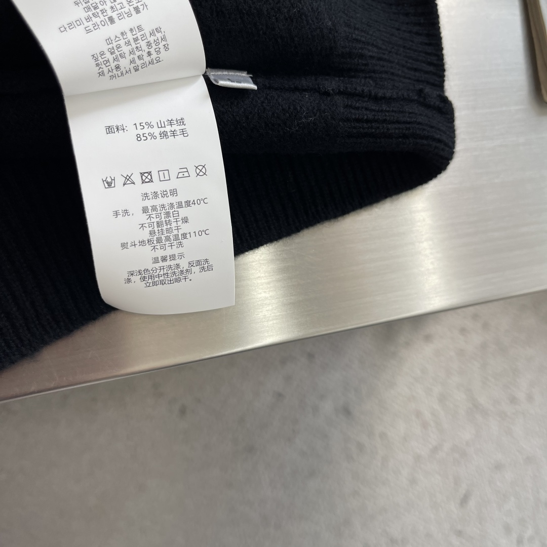 -Loro Piana   半开拉链针织毛衣 拉链拉上是半高领，拉开是V型开衫。一件衣服两种穿法。 整件衣服正面唯一的品