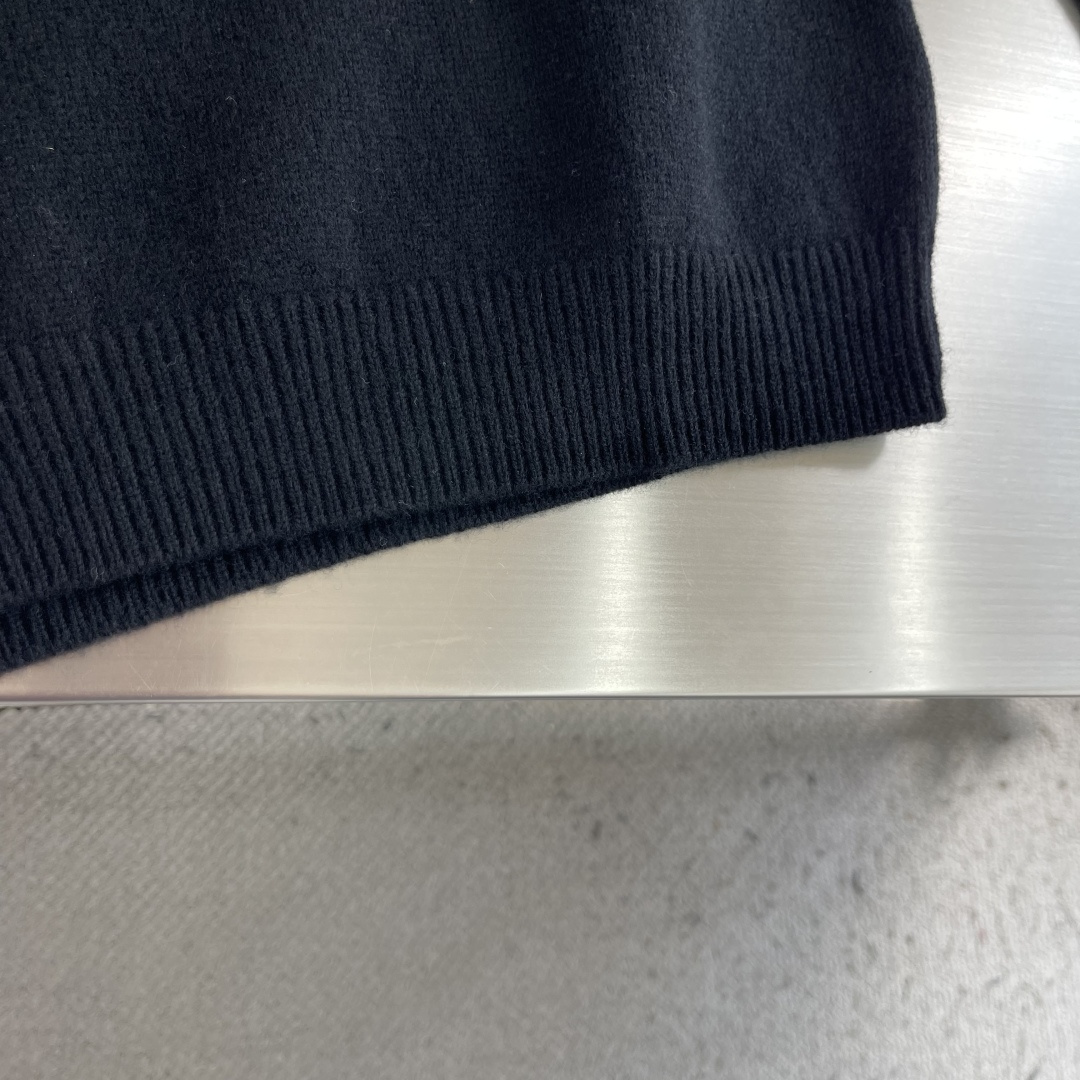 -Loro Piana   半开拉链针织毛衣 拉链拉上是半高领，拉开是V型开衫。一件衣服两种穿法。 整件衣服正面唯一的品