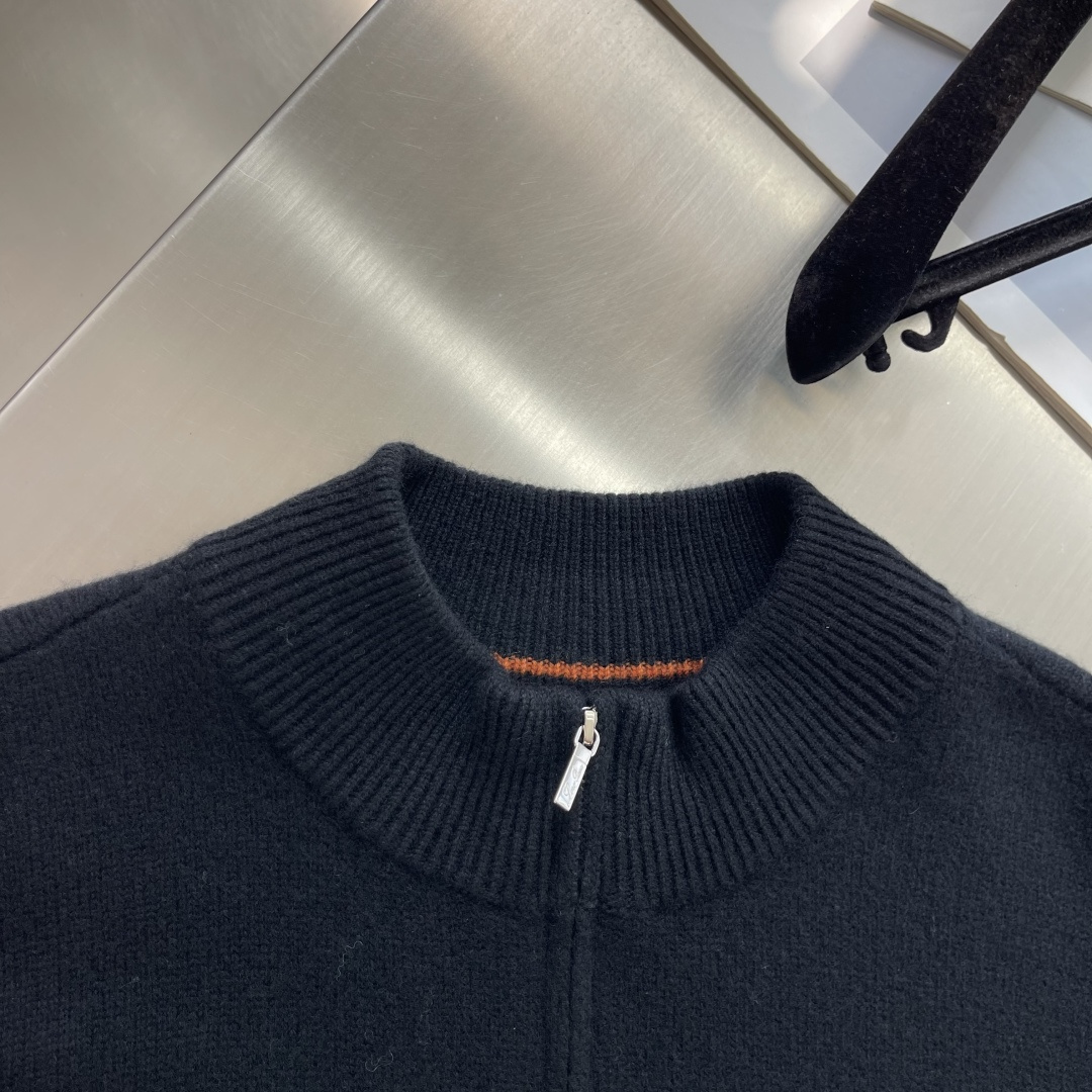 -Loro Piana   半开拉链针织毛衣 拉链拉上是半高领，拉开是V型开衫。一件衣服两种穿法。 整件衣服正面唯一的品