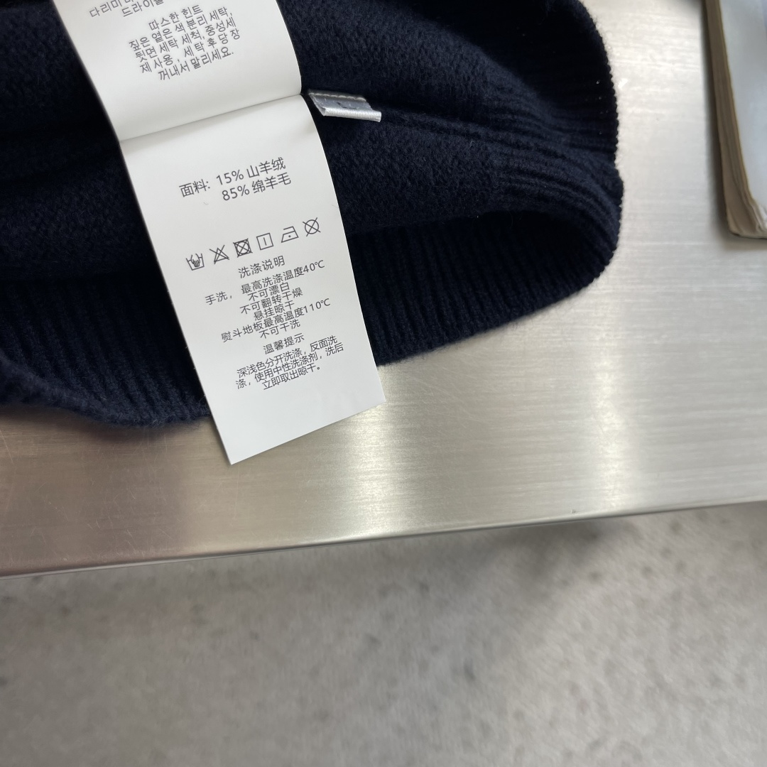 -Loro Piana   半开拉链针织毛衣 拉链拉上是半高领，拉开是V型开衫。一件衣服两种穿法。 整件衣服正面唯一的品