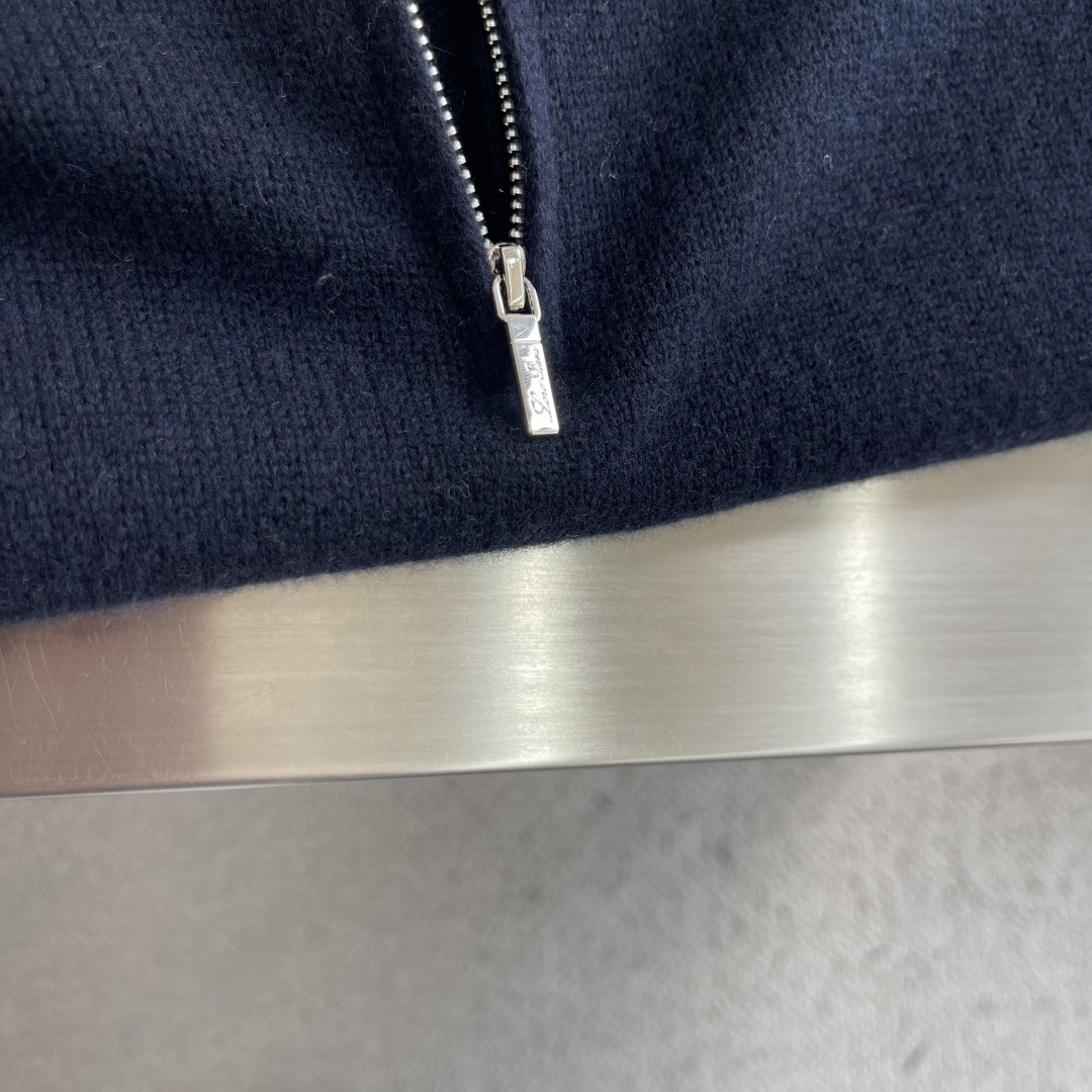 -Loro Piana   半开拉链针织毛衣 拉链拉上是半高领，拉开是V型开衫。一件衣服两种穿法。 整件衣服正面唯一的品