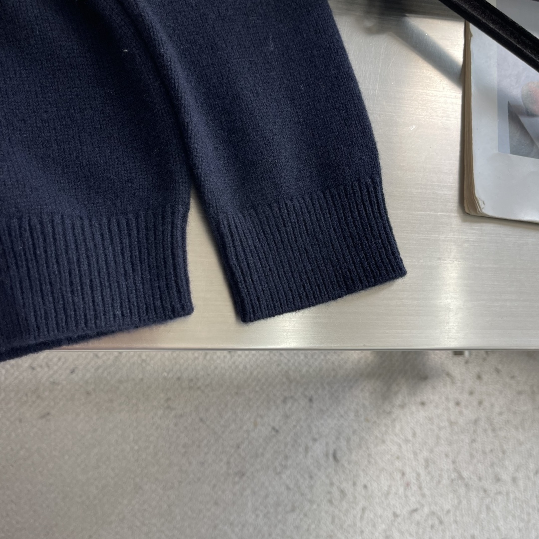-Loro Piana   半开拉链针织毛衣 拉链拉上是半高领，拉开是V型开衫。一件衣服两种穿法。 整件衣服正面唯一的品
