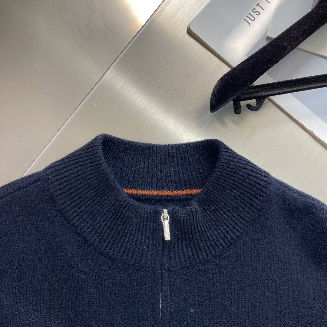-Loro Piana   半开拉链针织毛衣 拉链拉上是半高领，拉开是V型开衫。一件衣服两种穿法。 整件衣服正面唯一的品
