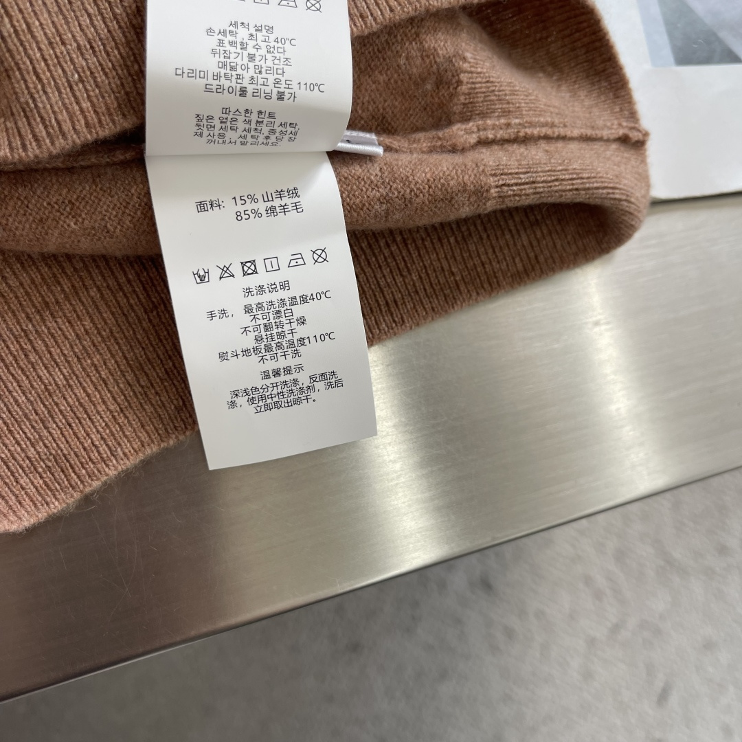 -Loro Piana    海鸥领针织毛衣 领口没有扣子没有拉链没有logo。 两片领面从左右肩部自然向外展开，领尖在