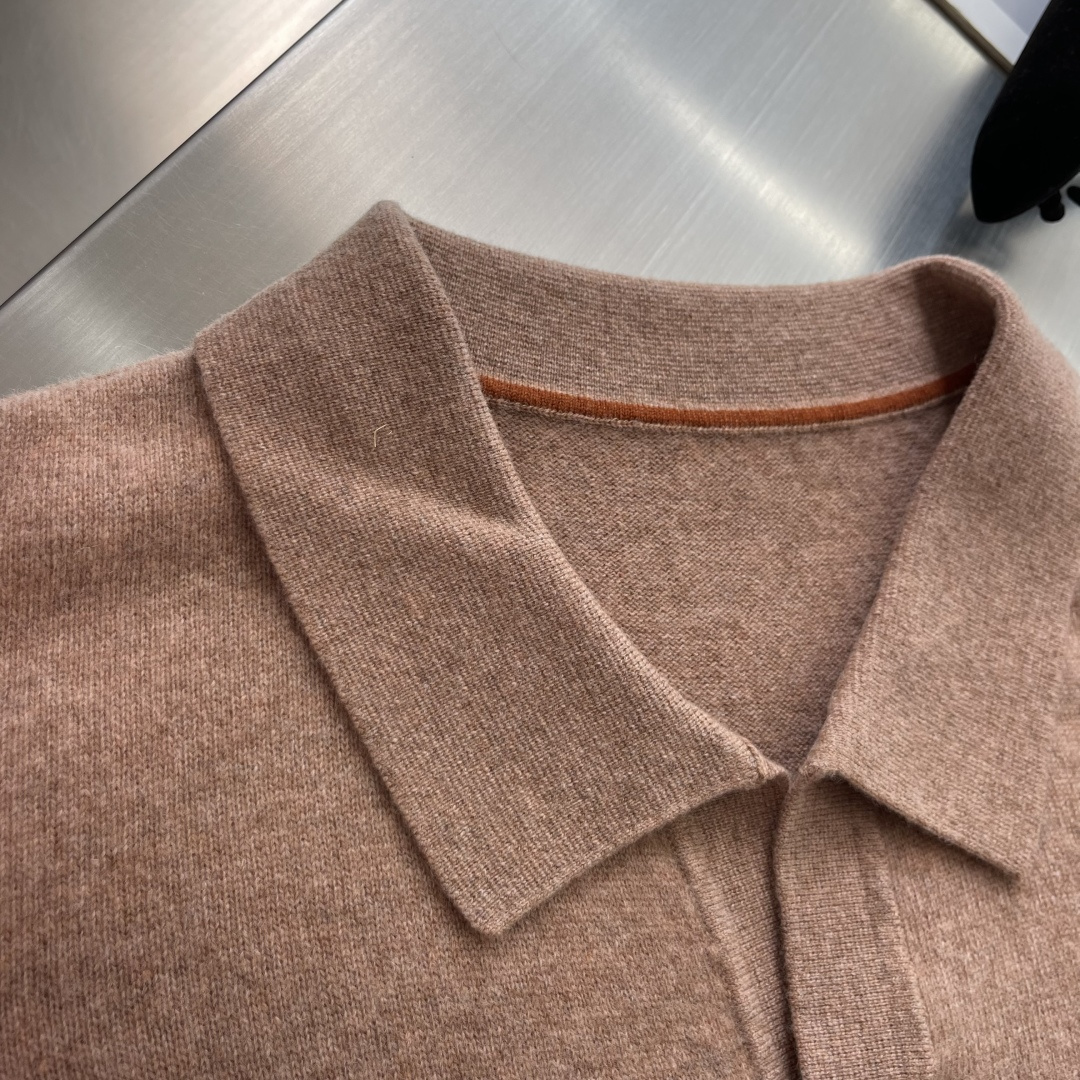 -Loro Piana    海鸥领针织毛衣 领口没有扣子没有拉链没有logo。 两片领面从左右肩部自然向外展开，领尖在