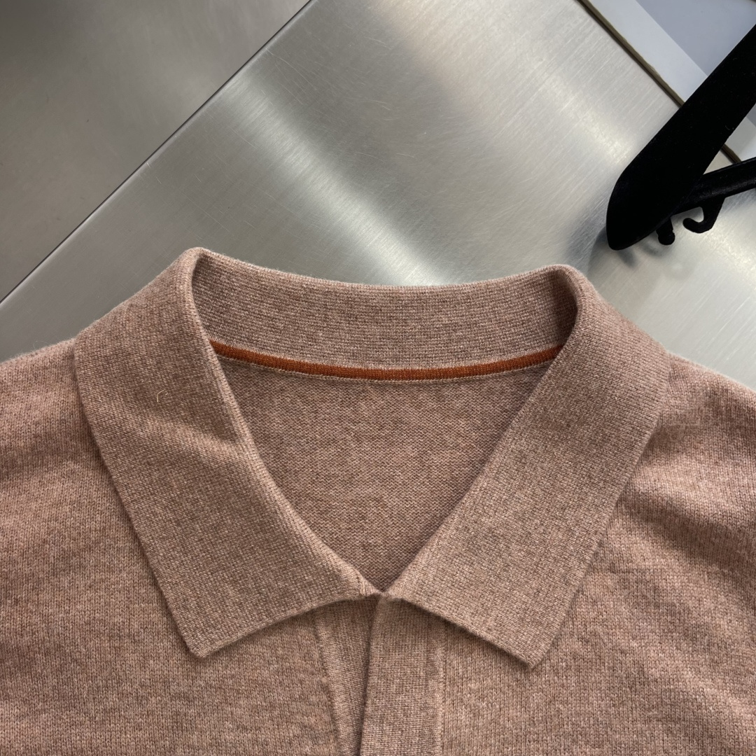 -Loro Piana    海鸥领针织毛衣 领口没有扣子没有拉链没有logo。 两片领面从左右肩部自然向外展开，领尖在