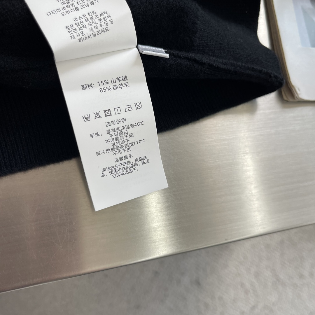 -Loro Piana 海鸥领针织毛衣 领口没有扣子没有拉链没有logo。 两片领面从左右肩部自然向外展开,领尖在 -Loro Piana 海鸥领针织毛衣 领口没有扣子没有拉链没有logo。 两片领面从左右肩部自然向外展开,领尖在