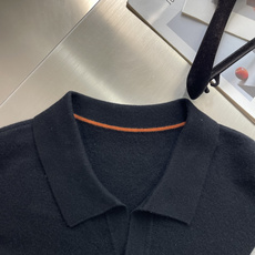 -Loro Piana 海鸥领针织毛衣 领口没有扣子没有拉链没有logo。 两片领面从左右肩部自然向外展开,领尖在 -Loro Piana 海鸥领针织毛衣 领口没有扣子没有拉链没有logo。 两片领面从左右肩部自然向外展开,领尖在