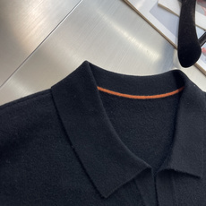 -Loro Piana 海鸥领针织毛衣 领口没有扣子没有拉链没有logo。 两片领面从左右肩部自然向外展开,领尖在 -Loro Piana 海鸥领针织毛衣 领口没有扣子没有拉链没有logo。 两片领面从左右肩部自然向外展开,领尖在