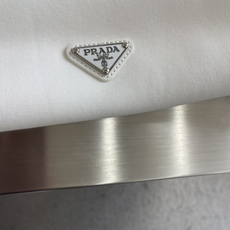 -PRAD 经典三角标圆领卫衣 PRAD*只有一个地方,左胸,倒三角金属搪瓷标,黑色款黑底银字,白色款白底银字, -PRAD 经典三角标圆领卫衣 PRAD*只有一个地方,左胸,倒三角金属搪瓷标,黑色款黑底银字,白色款白底银字,