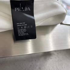 -PRAD 经典三角标圆领卫衣 PRAD*只有一个地方,左胸,倒三角金属搪瓷标,黑色款黑底银字,白色款白底银字, -PRAD 经典三角标圆领卫衣 PRAD*只有一个地方,左胸,倒三角金属搪瓷标,黑色款黑底银字,白色款白底银字,