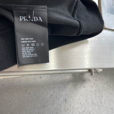 -PRAD 经典三角标圆领卫衣 PRAD*只有一个地方,左胸,倒三角金属搪瓷标,黑色款黑底银字,白色款白底银字, -PRAD 经典三角标圆领卫衣 PRAD*只有一个地方,左胸,倒三角金属搪瓷标,黑色款黑底银字,白色款白底银字,