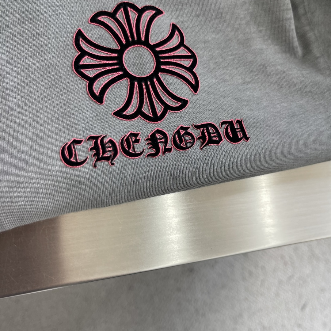 -CH 克罗心     城市限定假两件长袖T 袖子是两层的。 外层是一截短袖袖管，从肩部延伸到大臂中段就收了口。内层是一
