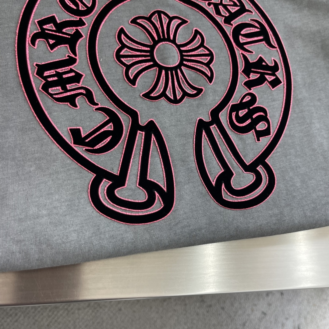 -CH 克罗心     城市限定假两件长袖T 袖子是两层的。 外层是一截短袖袖管，从肩部延伸到大臂中段就收了口。内层是一