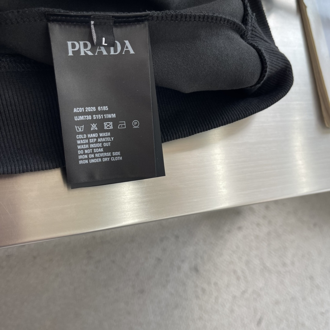 -PRAD 经典倒三角标连帽卫衣 整件衣服正面只有一个东西。 一个巴掌不到的倒三角形,缝在左胸偏上的位置。不凑近 -PRAD 经典倒三角标连帽卫衣 整件衣服正面只有一个东西。 一个巴掌不到的倒三角形,缝在左胸偏上的位置。不凑近