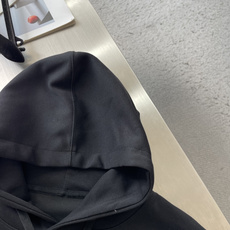 -PRAD 经典倒三角标连帽卫衣 整件衣服正面只有一个东西。 一个巴掌不到的倒三角形,缝在左胸偏上的位置。不凑近 -PRAD 经典倒三角标连帽卫衣 整件衣服正面只有一个东西。 一个巴掌不到的倒三角形,缝在左胸偏上的位置。不凑近