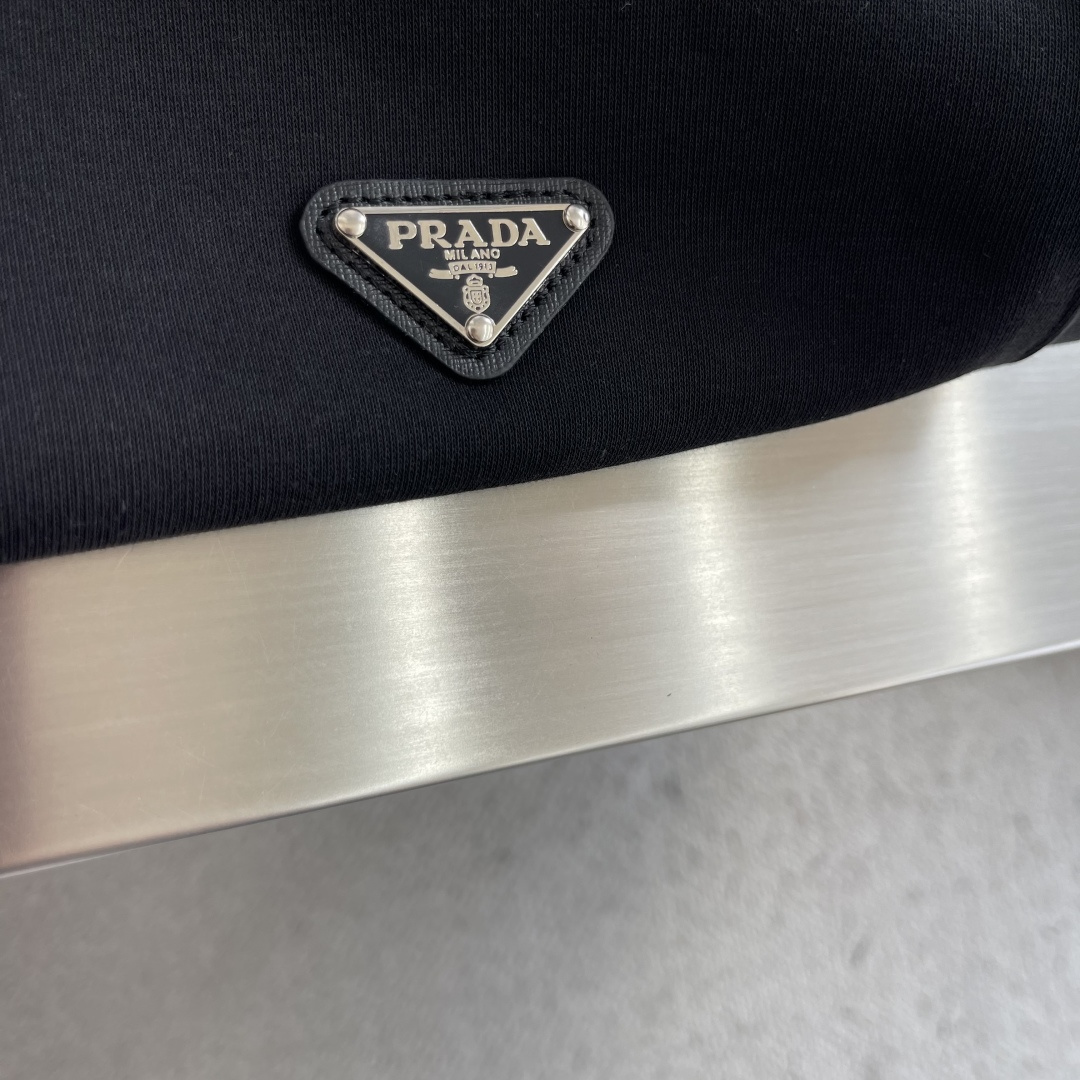 -PRAD 经典倒三角标连帽卫衣 整件衣服正面只有一个东西。 一个巴掌不到的倒三角形,缝在左胸偏上的位置。不凑近 -PRAD 经典倒三角标连帽卫衣 整件衣服正面只有一个东西。 一个巴掌不到的倒三角形,缝在左胸偏上的位置。不凑近