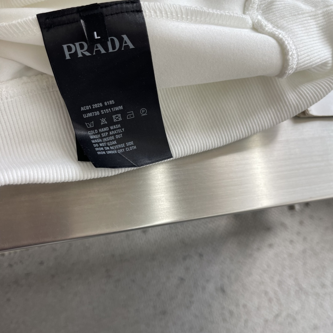-PRAD 经典倒三角标连帽卫衣 整件衣服正面只有一个东西。 一个巴掌不到的倒三角形,缝在左胸偏上的位置。不凑近 -PRAD 经典倒三角标连帽卫衣 整件衣服正面只有一个东西。 一个巴掌不到的倒三角形,缝在左胸偏上的位置。不凑近