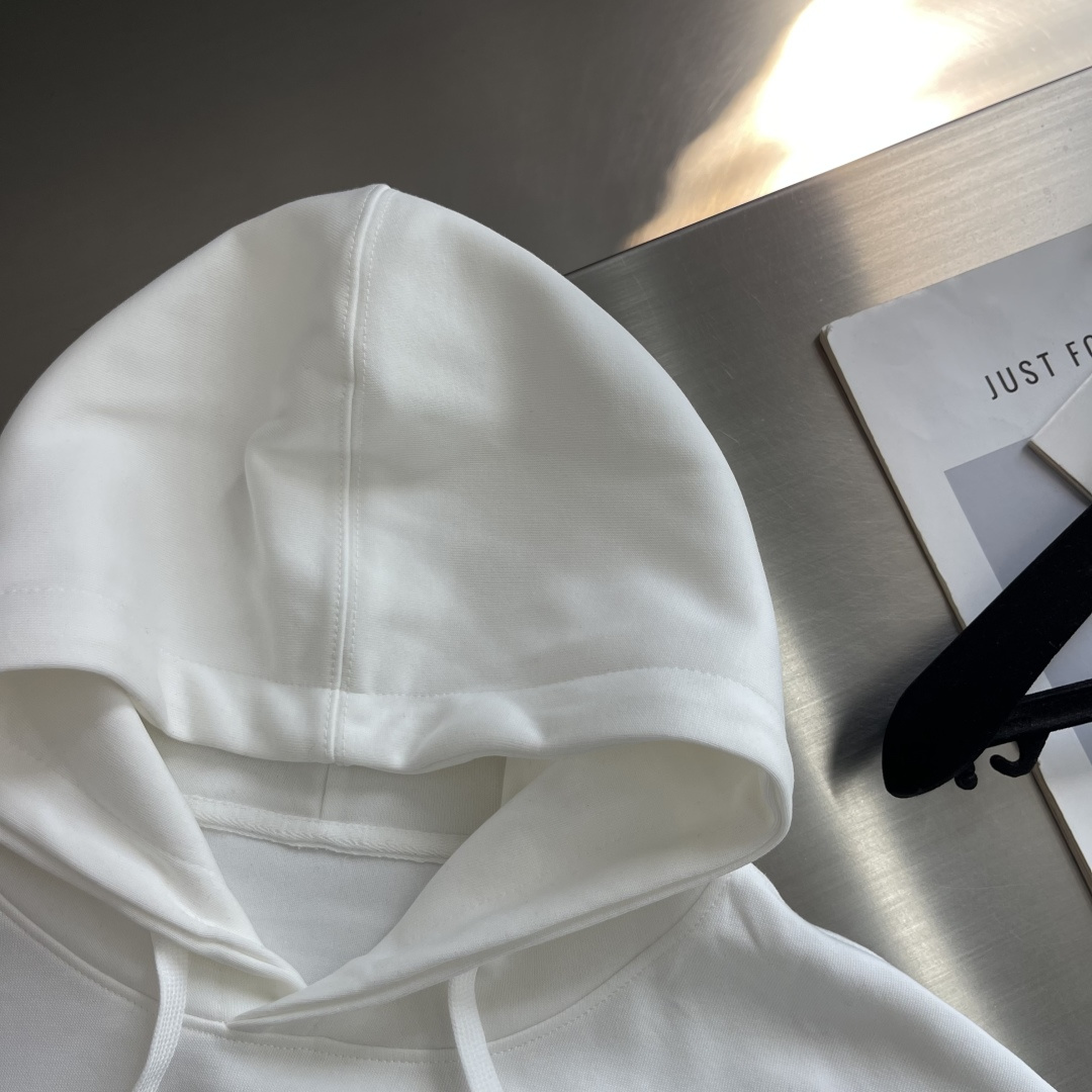 -PRAD 经典倒三角标连帽卫衣 整件衣服正面只有一个东西。 一个巴掌不到的倒三角形,缝在左胸偏上的位置。不凑近 -PRAD 经典倒三角标连帽卫衣 整件衣服正面只有一个东西。 一个巴掌不到的倒三角形,缝在左胸偏上的位置。不凑近