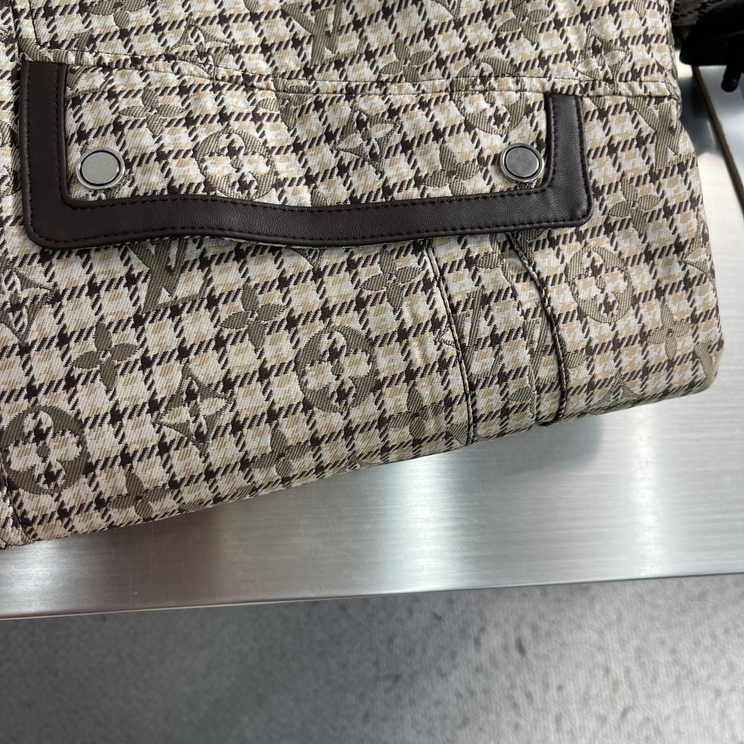 -驴牌    满印翻领外套，26秋冬高级秀场款，重磅级臻品，殿堂级品鉴尤物。常规的版型，简约设计剪裁干净利落的同时，上身