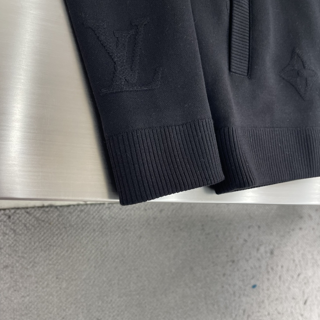 -驴牌     满印老花立领针织夹克外套，秀场新品‼品相非常完美，舒适保暖，三标齐全色泽饱满诱人，非常出彩的设计，轻松将