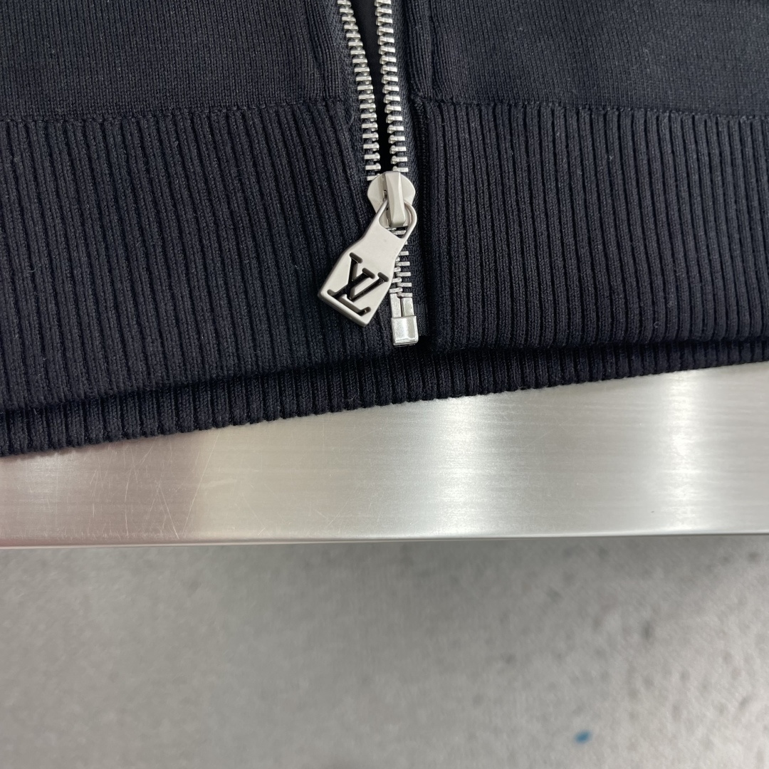 -驴牌     满印老花立领针织夹克外套，秀场新品‼品相非常完美，舒适保暖，三标齐全色泽饱满诱人，非常出彩的设计，轻松将