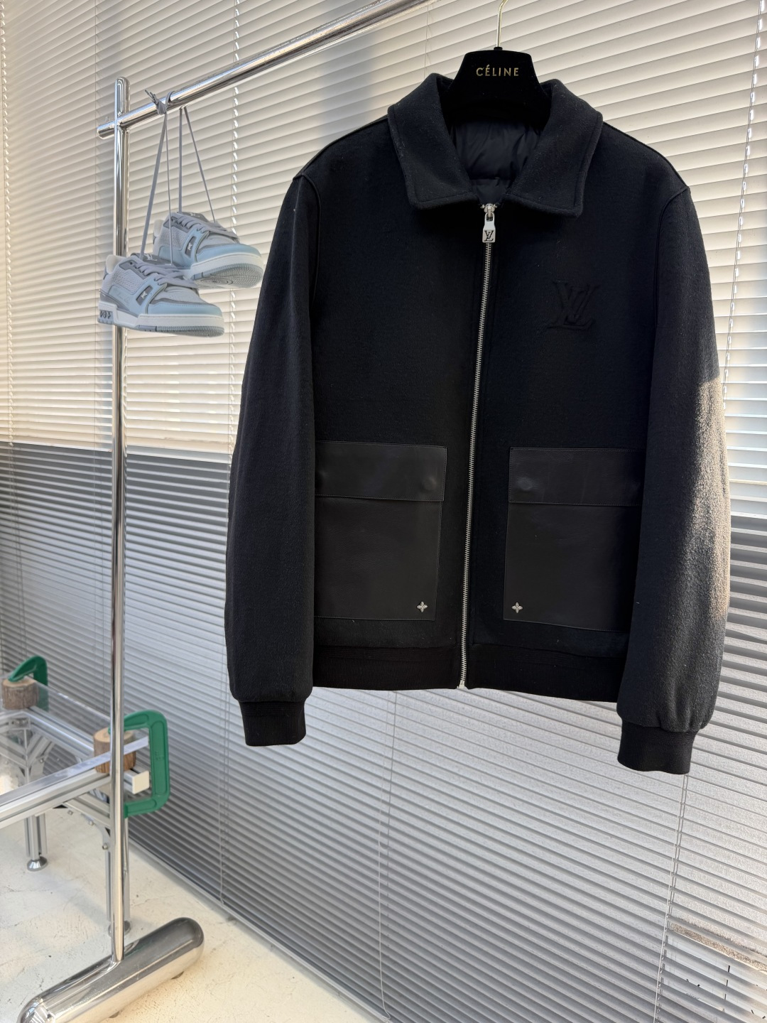 -驴牌     男士羊毛翻领夹克，26秋冬高级秀场款，重磅级臻品，殿堂级品鉴尤物。常规的版型，简约设计剪裁干净利落的同时