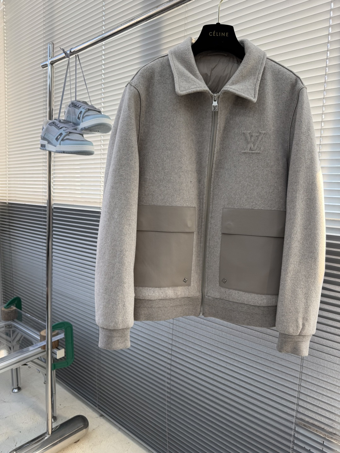 -驴牌     男士羊毛翻领夹克，26秋冬高级秀场款，重磅级臻品，殿堂级品鉴尤物。常规的版型，简约设计剪裁干净利落的同时