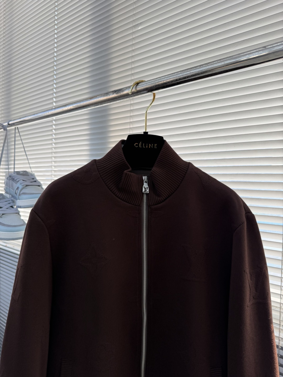 -驴牌     满印老花立领针织夹克外套，秀场新品‼品相非常完美，舒适保暖，三标齐全色泽饱满诱人，非常出彩的设计，轻松将