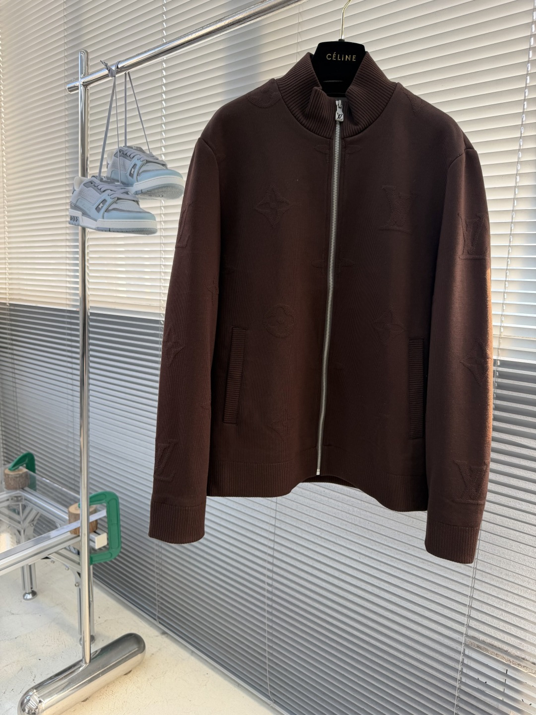 -驴牌     满印老花立领针织夹克外套，秀场新品‼品相非常完美，舒适保暖，三标齐全色泽饱满诱人，非常出彩的设计，轻松将