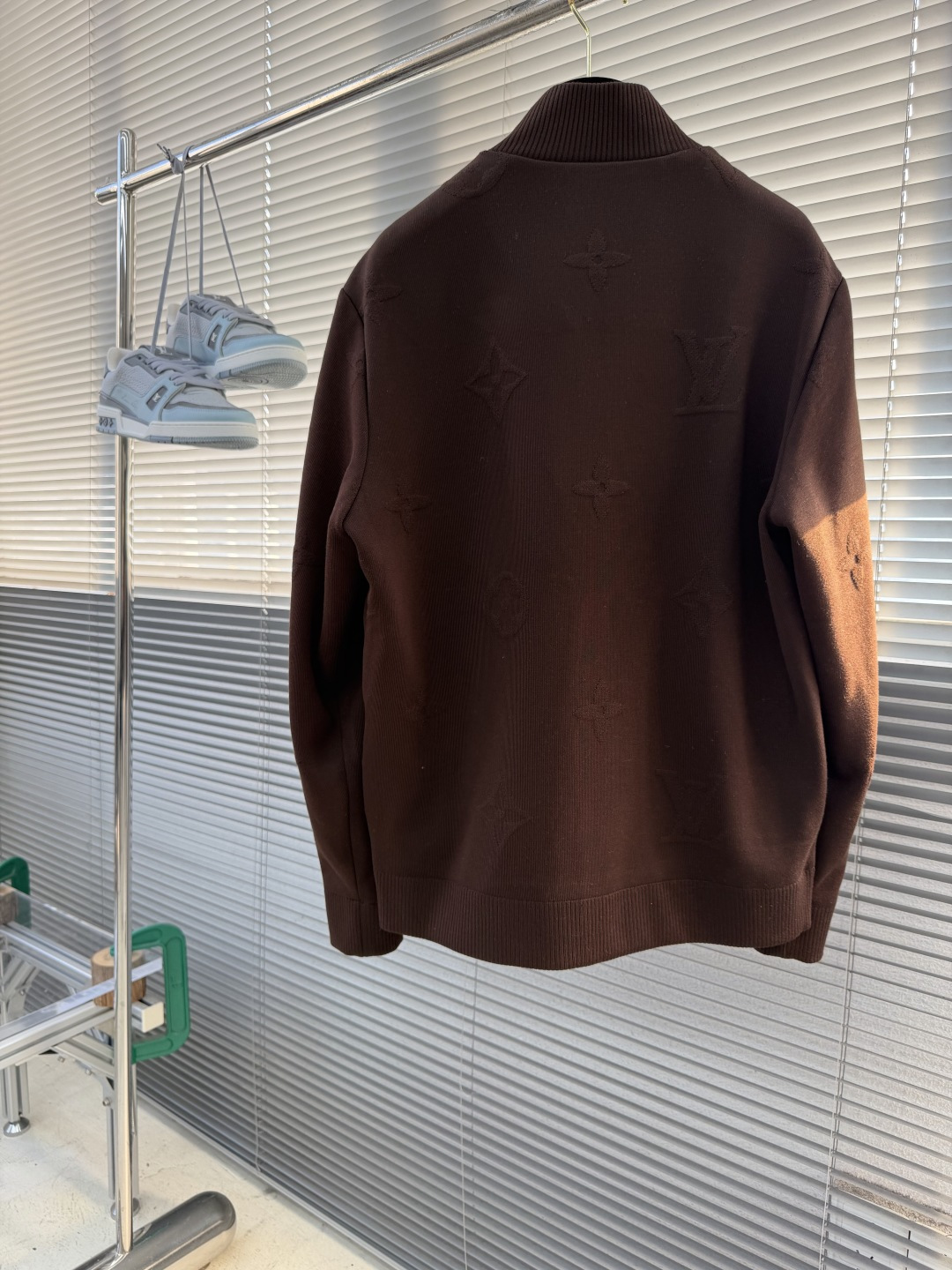 -驴牌     满印老花立领针织夹克外套，秀场新品‼品相非常完美，舒适保暖，三标齐全色泽饱满诱人，非常出彩的设计，轻松将