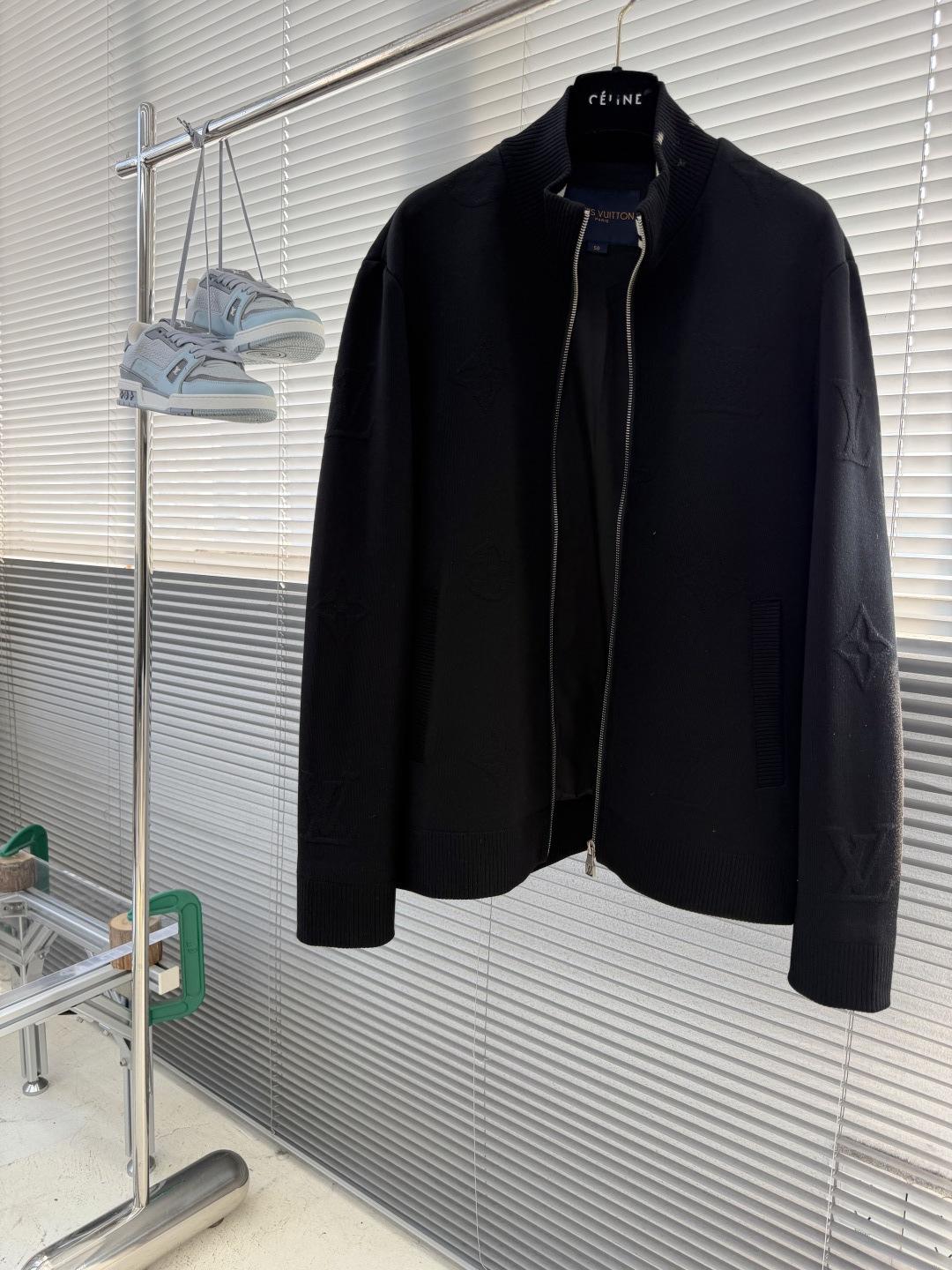 -驴牌     满印老花立领针织夹克外套，秀场新品‼品相非常完美，舒适保暖，三标齐全色泽饱满诱人，非常出彩的设计，轻松将