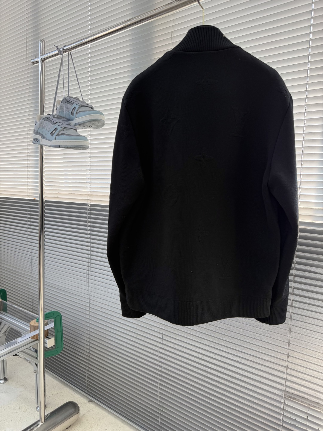 -驴牌     满印老花立领针织夹克外套，秀场新品‼品相非常完美，舒适保暖，三标齐全色泽饱满诱人，非常出彩的设计，轻松将